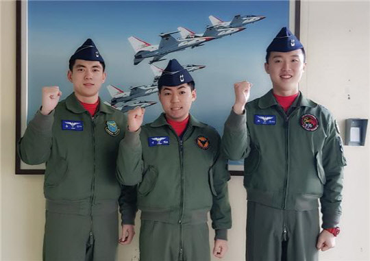 세종대학교·세종사이버대학교(총장 신 구)는 세종대 항공시스템공학과 1기 졸업생이 제1전투비행단에서 열린 2018-1차 고등비행교육 수료식에서 우수한 성적으로 수료했다고 12일 밝혔다. 항공시스템공학과 1기로 졸업한 표상우, 전영철, 윤진섭 중위는 공군 조종사의 상징인 '빨간 마후라'를 수여 받았다. 세종대 제공